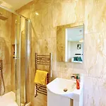 Private En-suite 던보인